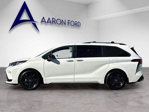 Used 2024 Toyota Sienna XSE w/ XSE Plus Package image 2