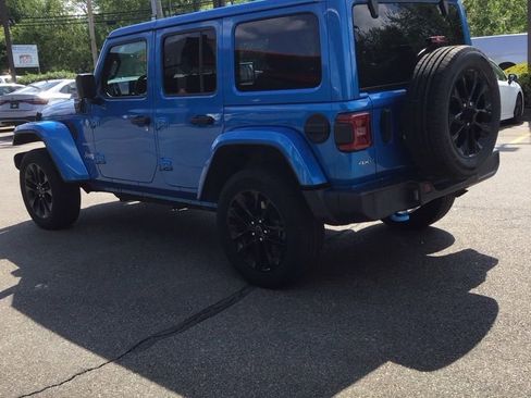 Used 2024 Jeep Wrangler Unlimited Sahara w/ Technology Group AWD/4WD image 2