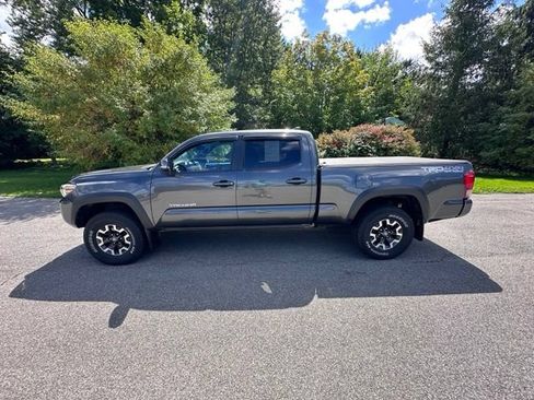 Used 2017 Toyota Tacoma TRD Off-Road w/ Premium & Technology Package AWD/4WD image 6