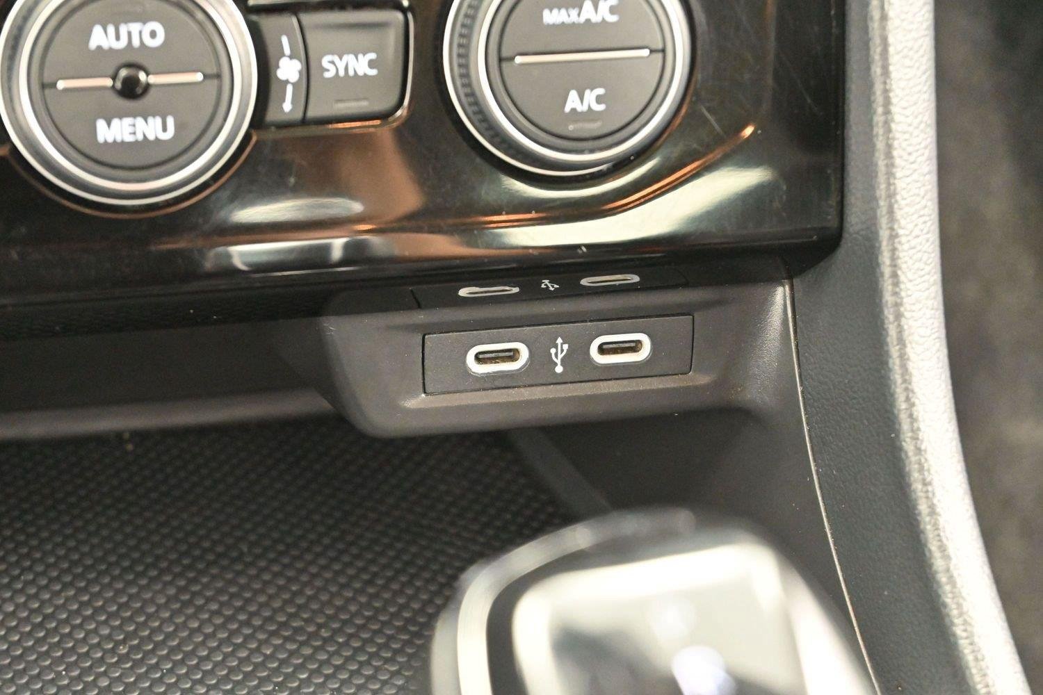 Used 2024 Volkswagen Jetta SE FWD image 25