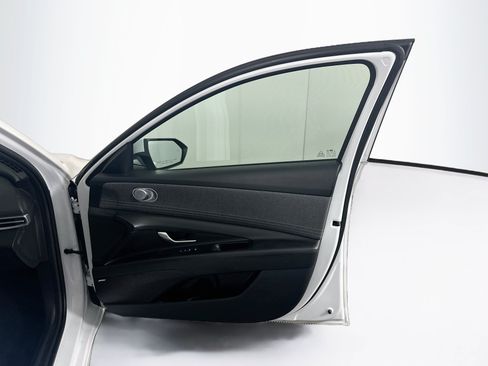 Used 2025 Hyundai Elantra Limited FWD image 32