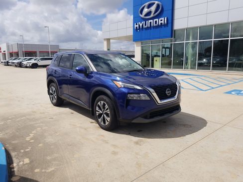 Used 2023 Nissan Rogue SV image 1
