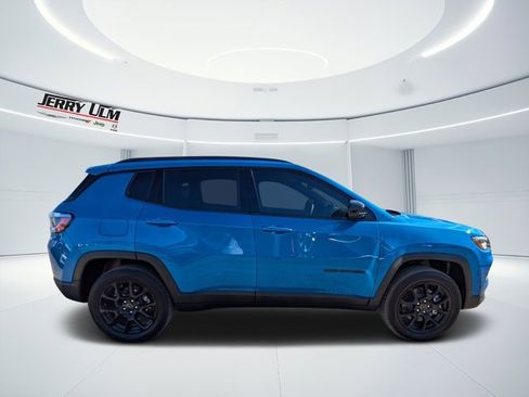 New 2026 Jeep Compass Latitude image 2