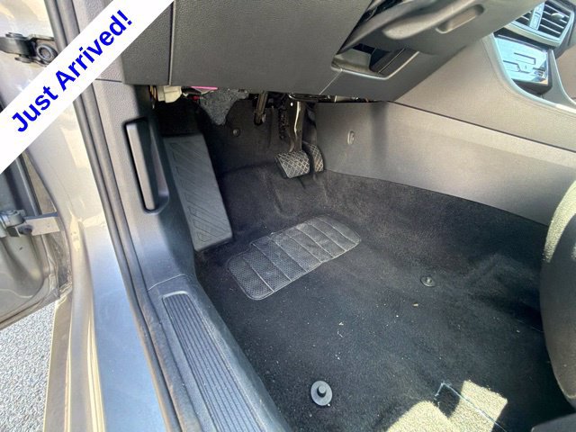 Used 2025 Volkswagen Jetta SE FWD image 36