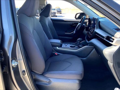 Certified 2024 Toyota Highlander LE image 9