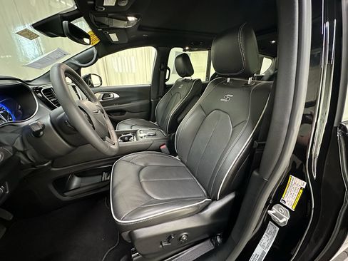 Used 2026 Chrysler Pacifica Limited w/ S Appearance Package FWD image 22