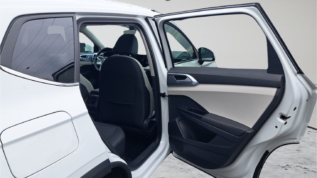 Used 2025 Volkswagen Taos SE AWD/4WD image 13
