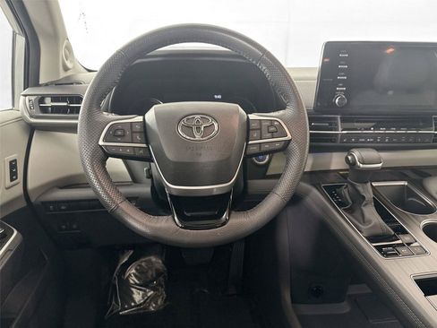 Used 2023 Toyota Sienna Limited FWD image 33