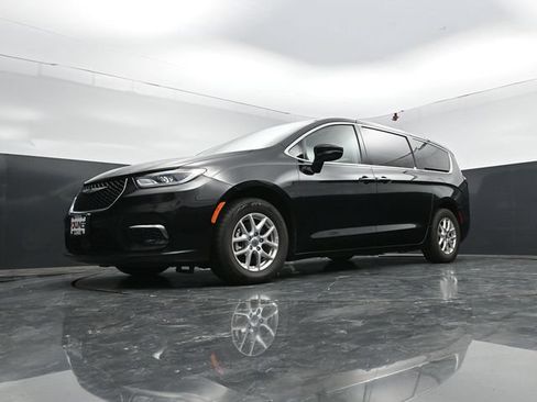 Used 2024 Chrysler Pacifica Touring-L FWD image 45
