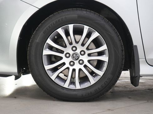 Used 2020 Toyota Sienna XLE image 30