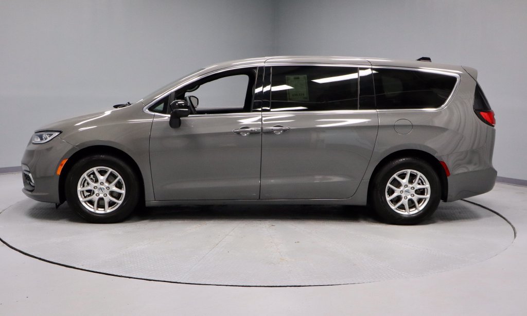 Used 2025 Chrysler Pacifica Select FWD image 9