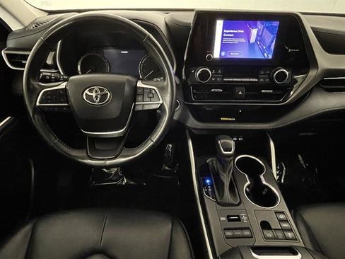 Used 2023 Toyota Highlander XLE AWD/4WD image 12