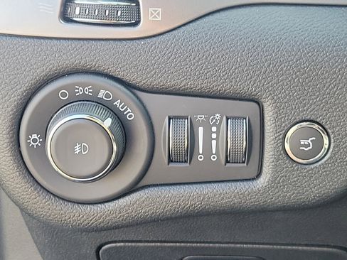 Used 2022 Jeep Cherokee Limited image 25