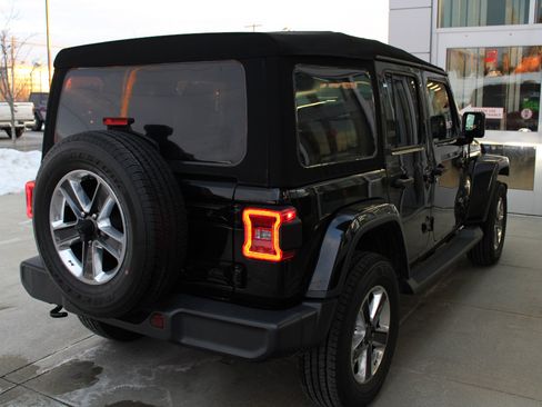 Used 2018 Jeep Wrangler Unlimited Sahara image 7