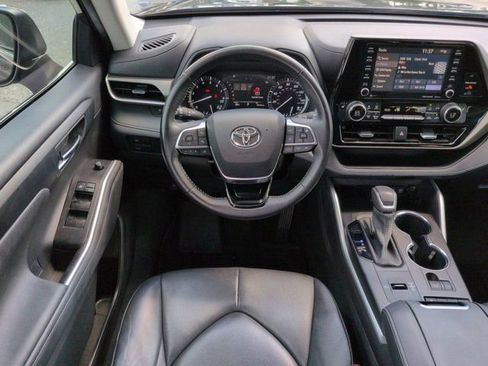 Used 2021 Toyota Highlander XLE FWD image 15