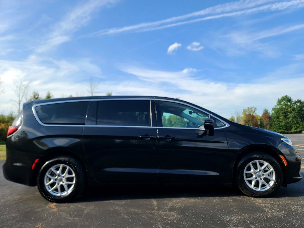 Used 2023 Chrysler Pacifica Touring-L FWD image 2