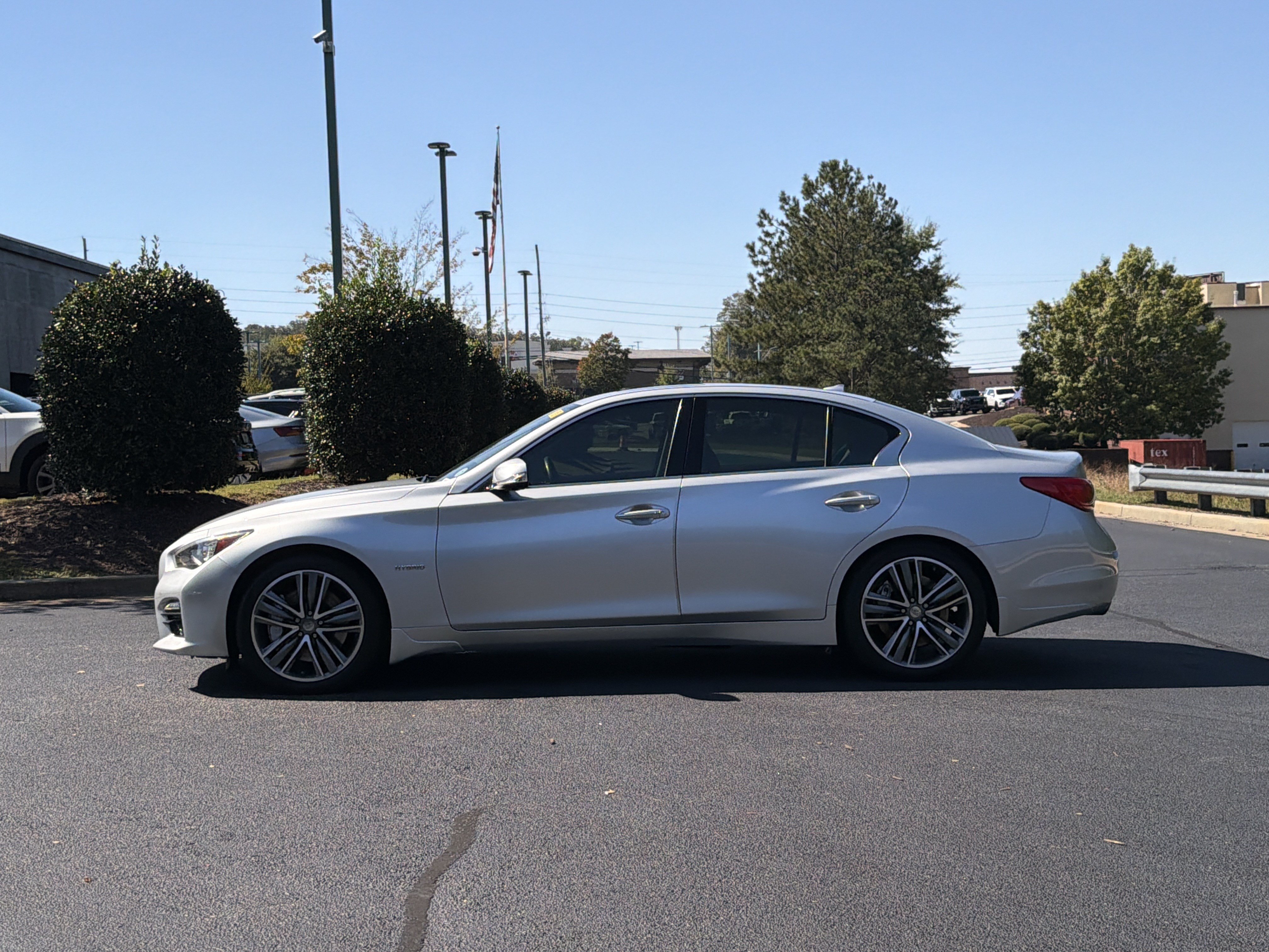 Used 2015 INFINITI Q50 Hybrid AWD w/ Deluxe Technology Package image 11