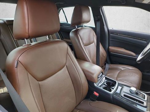 Used 2018 Chrysler 300 Limited RWD image 12