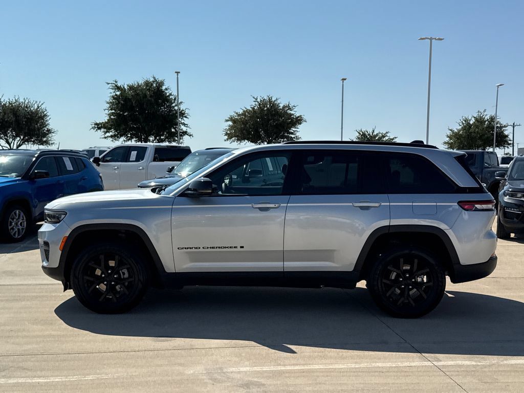 Used 2024 Jeep Grand Cherokee Altitude RWD image 5