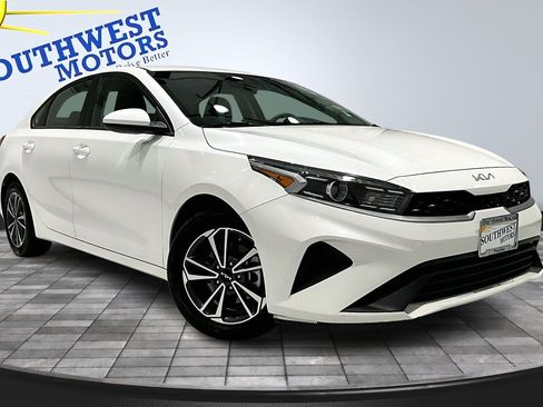 Used 2024 Kia Forte LXS image 3