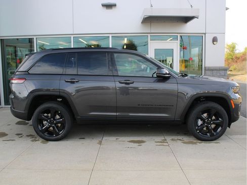 New 2025 Jeep Grand Cherokee Limited w/ Black Appearance Package image 3
