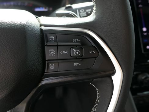 Used 2025 Jeep Grand Cherokee Laredo X image 13