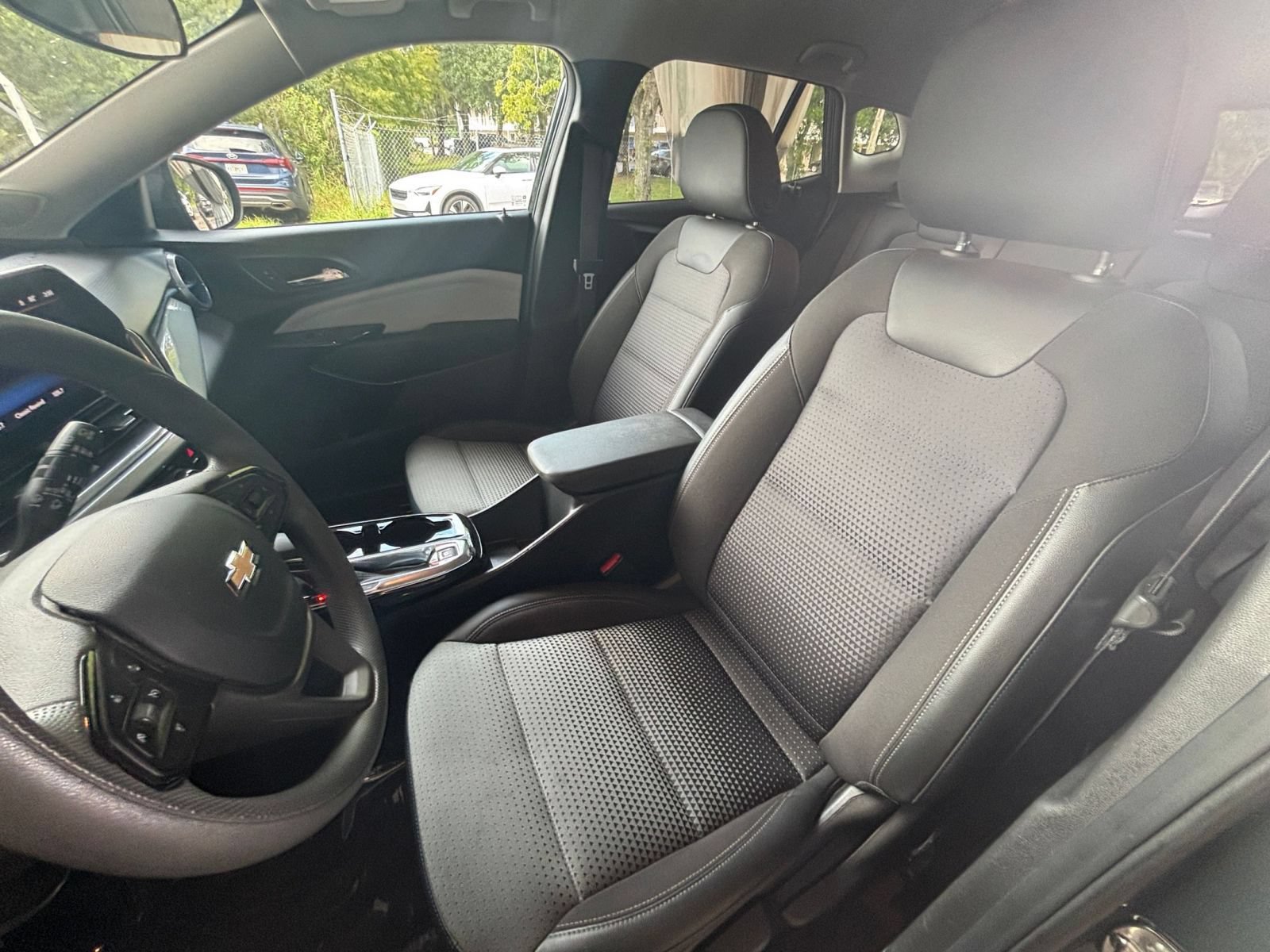 Used 2025 Chevrolet Trax LT FWD image 34