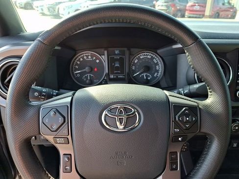 Used 2020 Toyota Tacoma TRD Off-Road AWD/4WD image 19