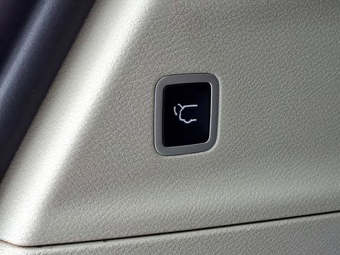 Used 2021 Chrysler Pacifica Touring-L image 11