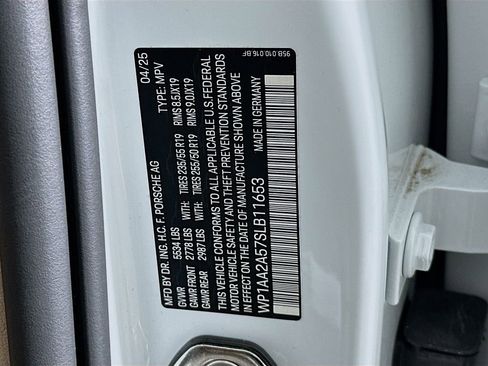 Used 2025 Porsche Macan image 36