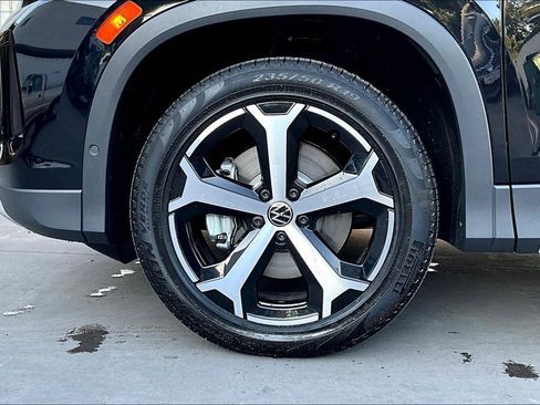 New 2025 Volkswagen Tiguan SE image 8