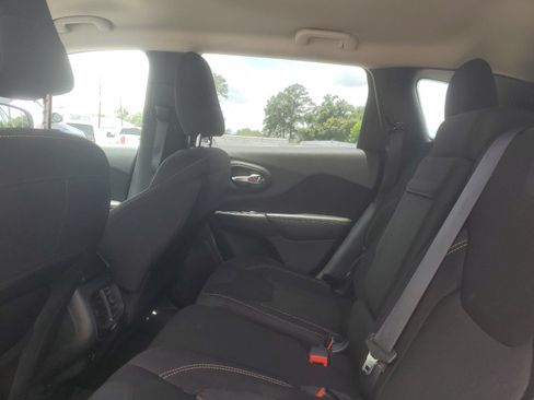 Used 2015 Jeep Cherokee Latitude FWD image 12