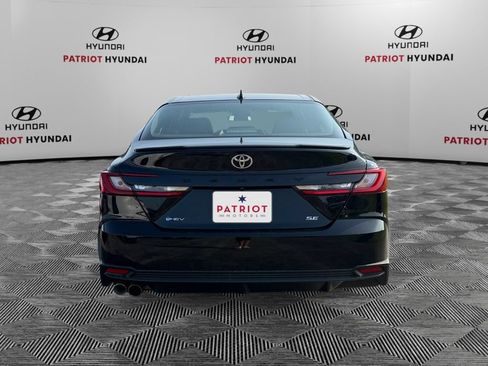 Used 2025 Toyota Camry SE FWD image 4