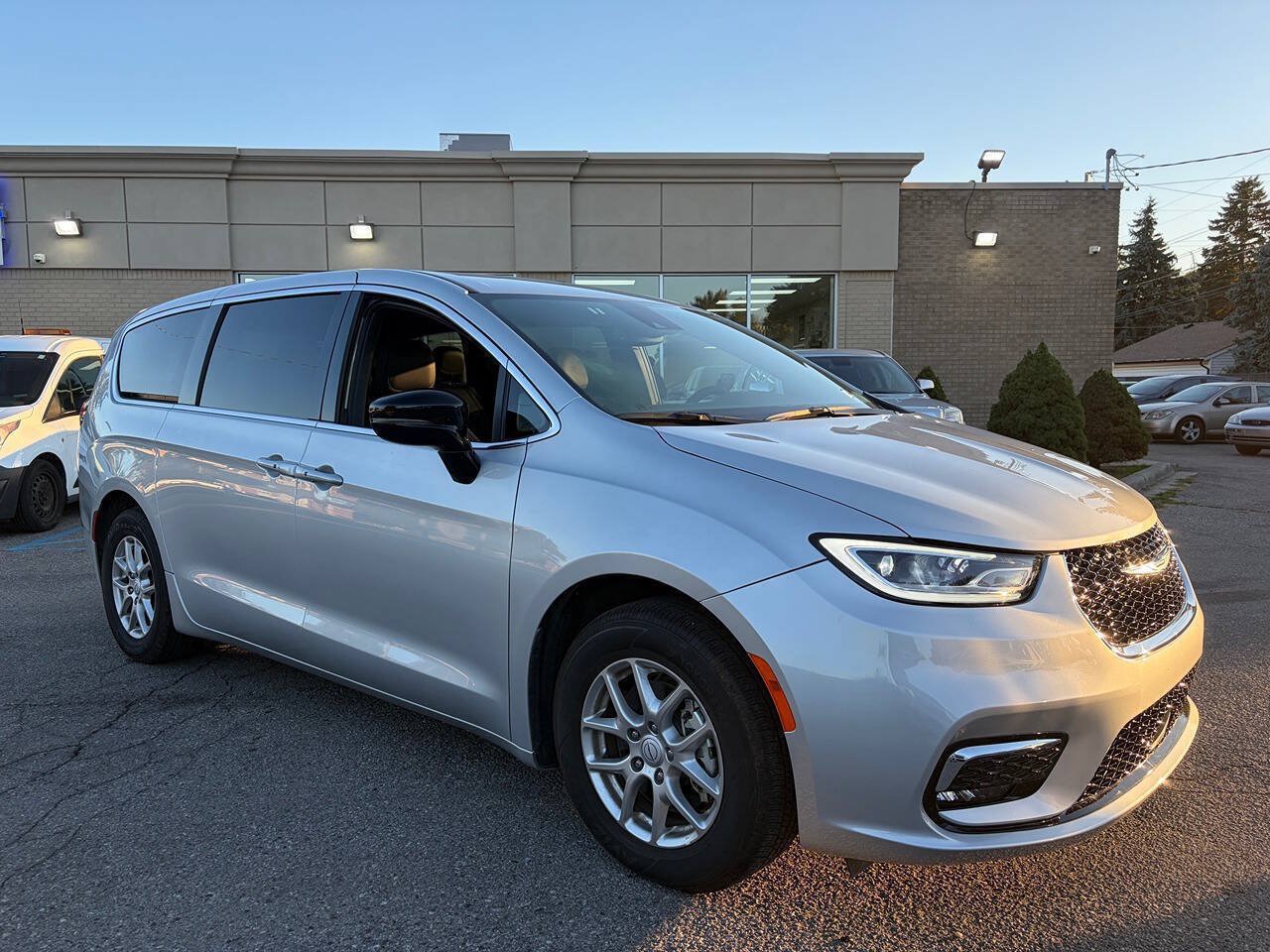 Used 2026 Chrysler Pacifica Select FWD image 3