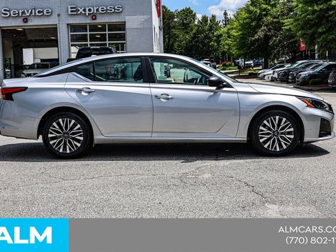 Used 2024 Nissan Altima 2.5 SV FWD image 11