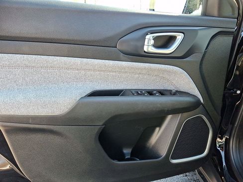 Used 2023 Jeep Compass Latitude image 13