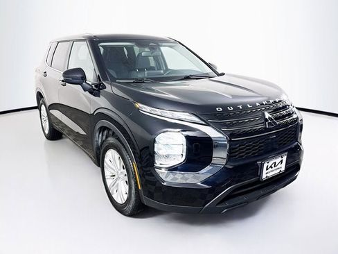 Used 2024 Mitsubishi Outlander ES image 3