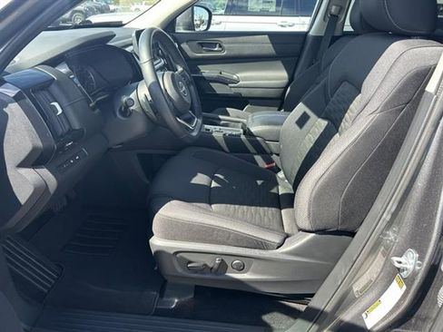 Used 2025 Nissan Pathfinder SV image 10