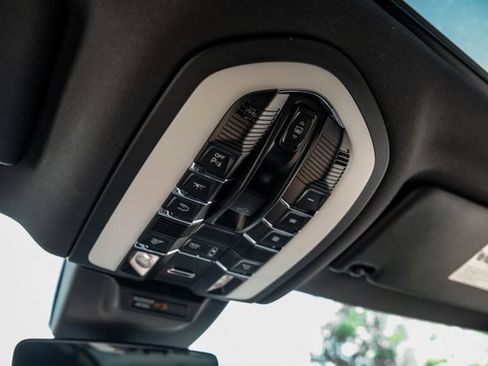 Used 2025 Porsche Macan AWD/4WD image 27