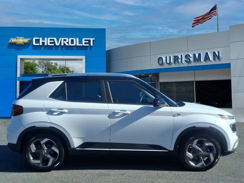 Used 2023 Hyundai Venue Limited image 2