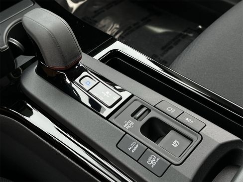 Used 2025 Toyota Prius Plug-In Hybrid image 17