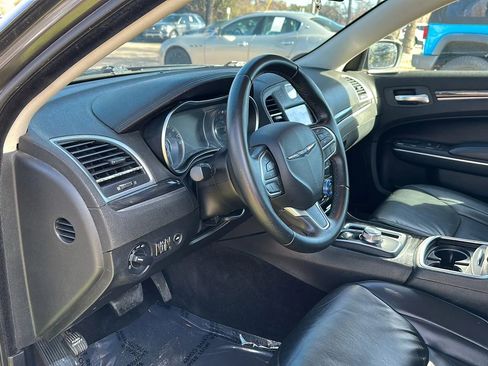 Used 2017 Chrysler 300 Limited image 12