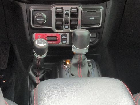 Used 2022 Jeep Gladiator Rubicon w/ LED Lighting Group AWD/4WD image 17