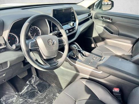 Certified 2024 Toyota Highlander XLE image 9