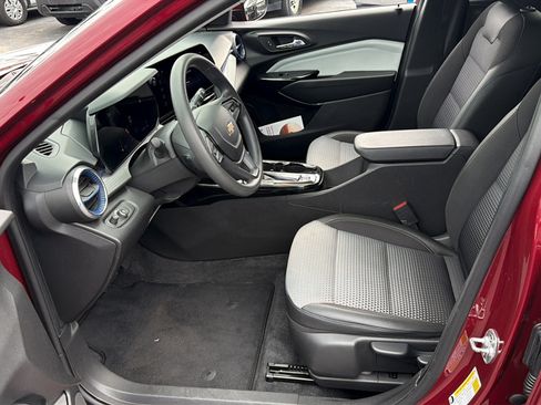 Used 2025 Chevrolet Trax LT FWD image 12
