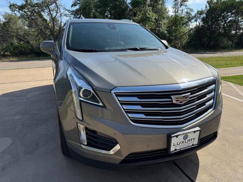 Used 2017 Cadillac XT5 Luxury w/ Driver Awareness Package FWD image 2