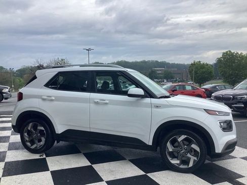 Used 2025 Hyundai Venue SEL FWD image 5