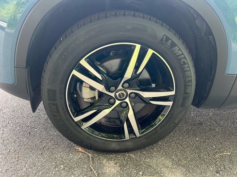 Certified 2025 Volvo XC40 B5 Core AWD/4WD image 9