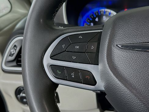 Used 2023 Chrysler Pacifica Touring-L image 16