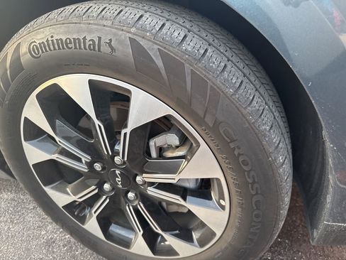 Used 2024 Kia Carnival EX image 4